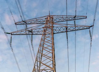 Stilvallen woningbouw door netcongestie dreigt, ‘kijk naar lokale oplossingen’ netcongestie