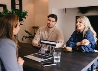 Makelaars zien veel tweeverdieners met dynamische werkagenda's, maar hebben ook zelf veel meer behoefte aan een flexibele indeling van hun werkdag. - Foto: VanHuyse Partner in Wonen