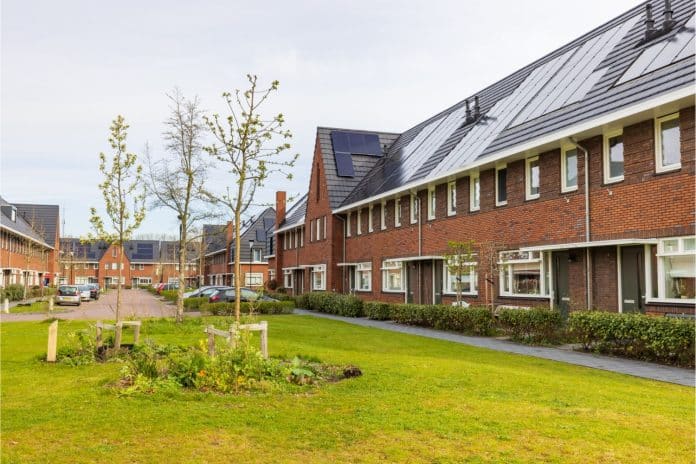 Koopwoningen stegen in de maand maart gemiddeld 5% in prijs in vergelijking met een maand eerder. Het aantal transacties nam toe met 13%. - Foto: Canva