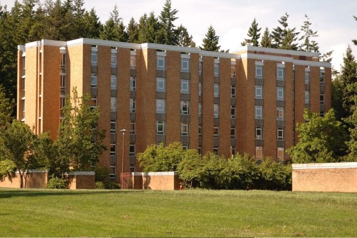 Minister Boekholt-O'Sullivan gaat onder meer tijdelijke huurcontracten voor alle studenten weer mogelijk maken. Ze hoopt met een aantal maatregelen de uitponding van huurwoningen tegen te gaan. - Foto: Canva